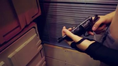 Siberpunk gelecek konsepti. Dişi yarı robot biyonik sayborg elinde tabancayı tutuyor. Bilim kurgu sahnesi, fantezi. Yarının dünyası. Sette. Film çekiminden sahne