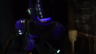 Siberpunk gelecek konsepti. Polis yarım adam biyonik cyborg gece caddesinde kaçak ya da kaçak bir göçmeni arıyor. Baskın. Bilim kurgu sahnesi, fantezi. Yarının Dünyası