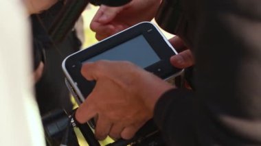 Görüntü yönetmeni, film çekilirken dijital sinema kamerasının görüntülerini gösteriyor. DOP, operatör. Üretim. Sahne, sahne. Sette. Sinematografi ve video. Kiralık