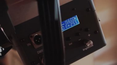 Sabit ışıklandırma ekipmanlarının halojen kaynağı. Filmin çekimleri sırasında hafif Fresnel spot ışıkları sette. Sinema yapımı. Sahne, sahne. Lamphead iç mekan için. Gafers çalışıyor