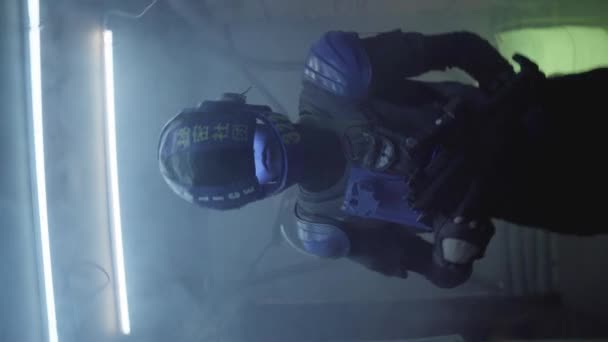 Cyberpunk-Zukunft. Polizist Halfman bionischen Cyborg steht mit Waffe Waffe in verrauchten Flur, Raum Bereich. Science-Fiction-Szene, Fantasy, Sci-Fi. Roboter. Kamera bewegt sich rückwärts und dreht sich — Stockvideo
