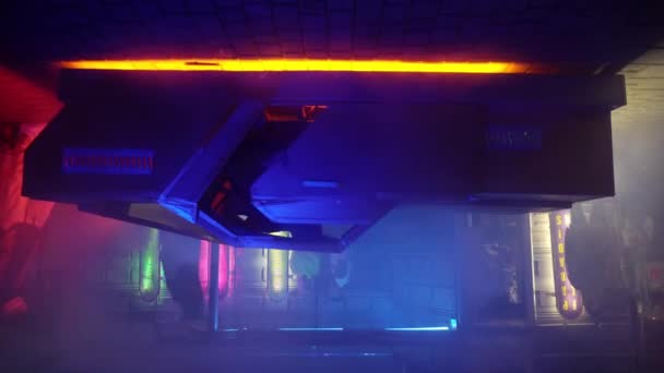 Cyberpunk concept. Vreemde karakter met punk-achtige kapsel stapt uit futuristische auto in rokerige straat 's nachts. Neon verlichting. Science fiction scene, fantasie. De wereld van morgen. Camera beweegt roteert — Stockvideo