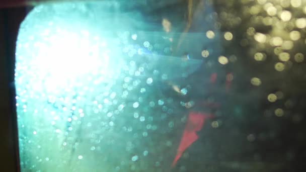 Кіберпанк майбутнього. Поліцейський напівлюдина біонічний кіборг сяє ліхтариком через вітрове скло футуристичної машини, поліцейський шукає втікача або нелегального іммігранта. Фантастика — стокове відео