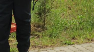 Yazın çimleri biçen bir adam benzin makası, arka plan, yakın plan
