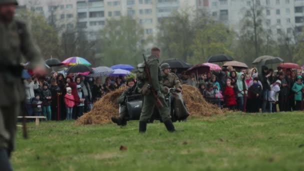 Deutsche Soldaten fahren Motorrad mit Beiwagen und Maschinengewehr MG 42 während des Wiederaufbaus des Einmarsches in die Sowjetunion am 22. Juni 1941 im Zweiten Weltkrieg. Großer Vaterländischer Krieg. BOBRUISK, BELARUS 9. Mai 2021 — Stockvideo