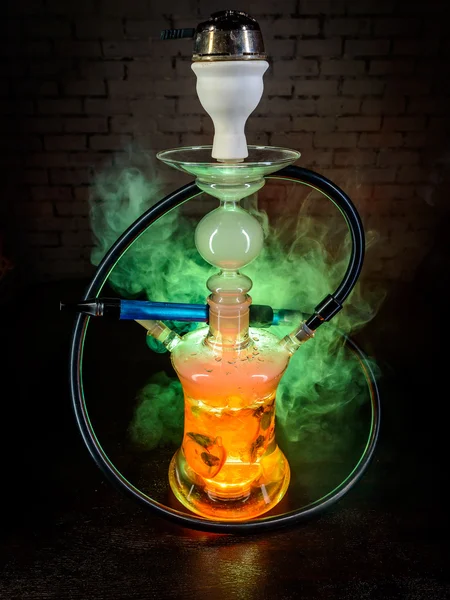 Färgglada röka vattenpipa — Stockfoto