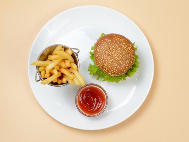 hamburger, patates kızartması ile