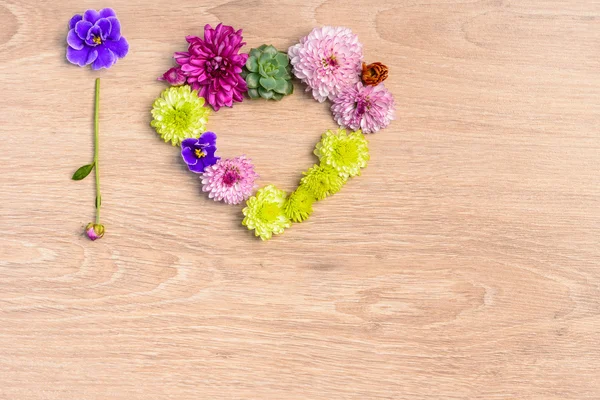 Цветы на деревянном столе — стоковое фото