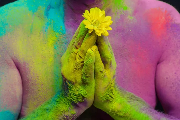 Homme en peinture holi — Photo