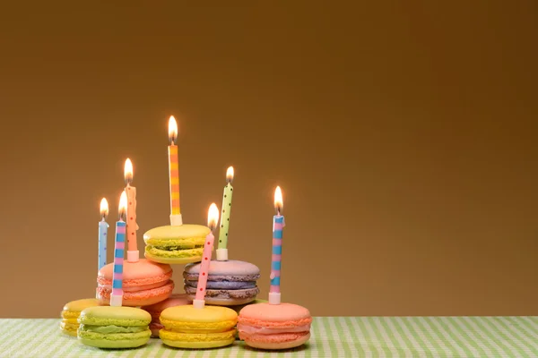 Renkli doğum günü macarons — Stok fotoğraf