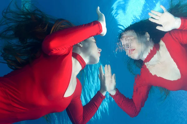 Red dress underwater — Stock Photo, Image