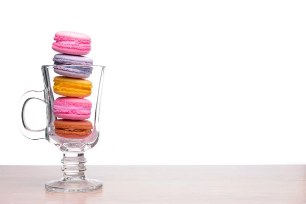 Macarons coloridos em vidro transparente — Fotografia de Stock