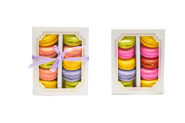 Macarrones coloridos en caja — Foto de Stock