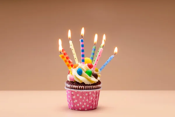 Muffins de aniversário coloridos — Fotografia de Stock