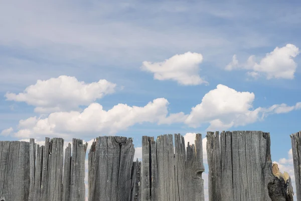 Dřevěný plot a mraky — Stock fotografie
