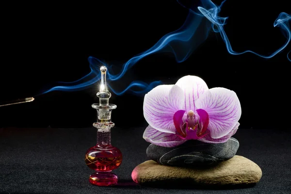 Orkideen og parfymeflasken – stockfoto
