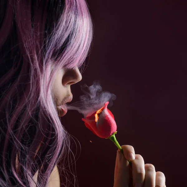 粉红色的头发女孩和烟 — 图库照片