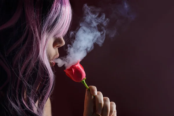 Rosa hår flicka och rök — Stockfoto