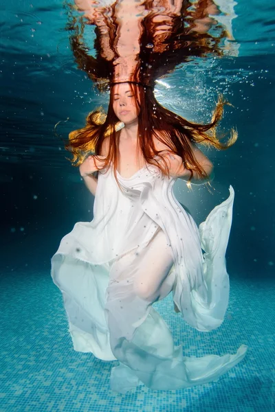 Girl under water — Stock Photo, Image