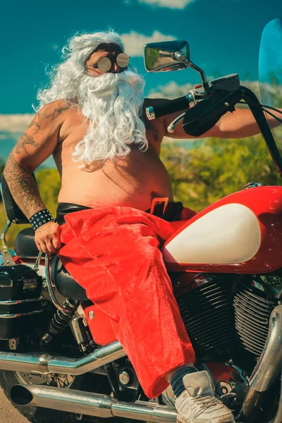 Santa op een motorfiets — Stockfoto