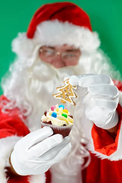 Kerstman met muffins — Stockfoto