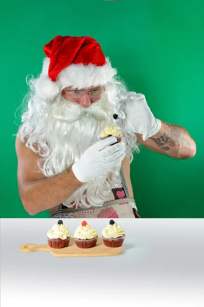 Kerstman met muffins — Stockfoto