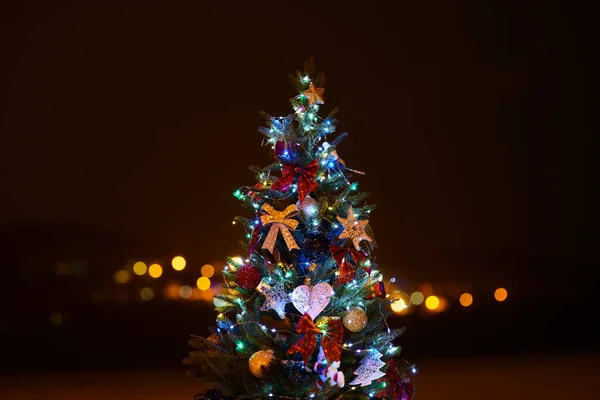 Árbol de Año Nuevo en la noche —  Fotos de Stock