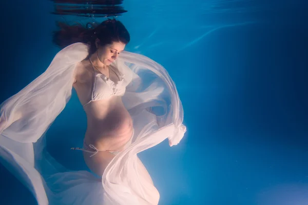 Embarazada bajo el agua — Foto de Stock