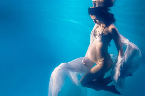 Těhotná pod vodou — Stock fotografie