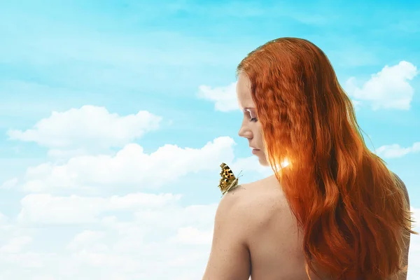 红发女孩与蝴蝶 — 图库照片
