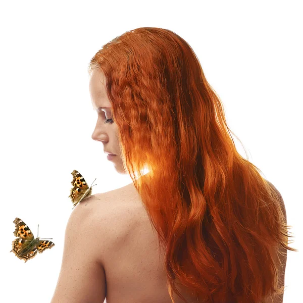 Rusovláska dívka s motýl — Stock fotografie