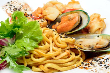 Deniz ürünleri noodles ile