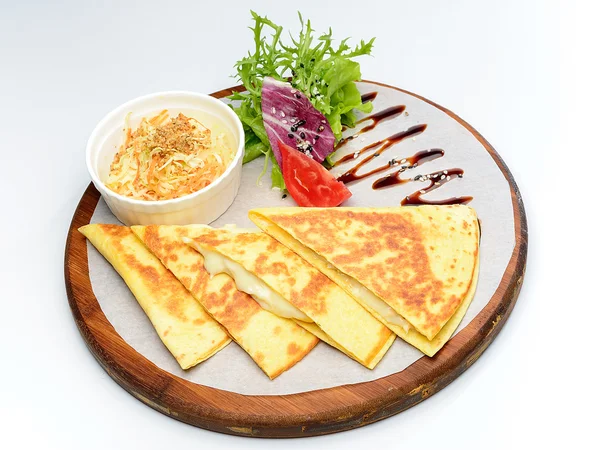 Omeleta se sýrem a bylinkami — Stock fotografie
