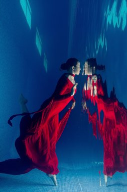 Kırmızı elbise sualtı