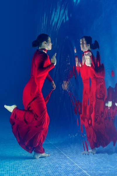 Red dress underwater — Stock Photo, Image