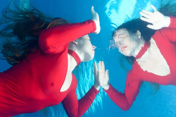 Piros ruha víz alatti — Stock Fotó
