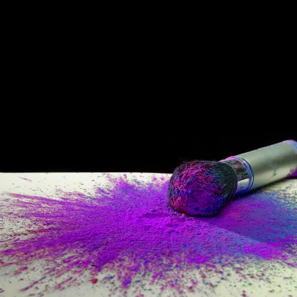 Cepillo de maquillaje con pintura holi — Foto de Stock