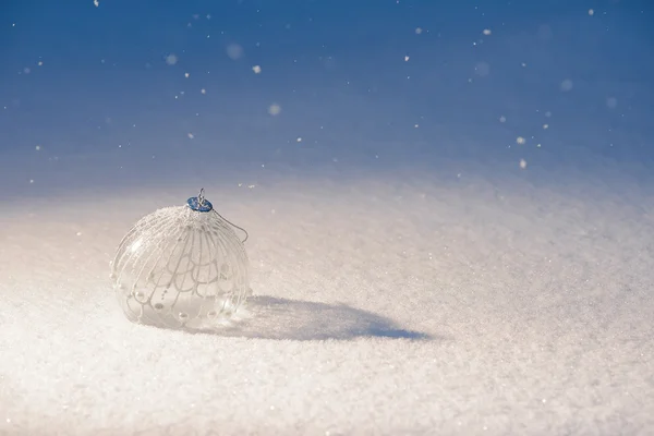 Різдвяний прикраса м'яч на снігу — стокове фото