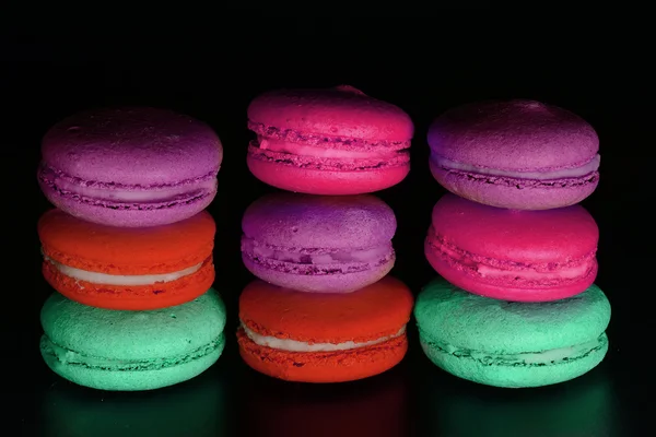 Macarons isolados em preto — Fotografia de Stock