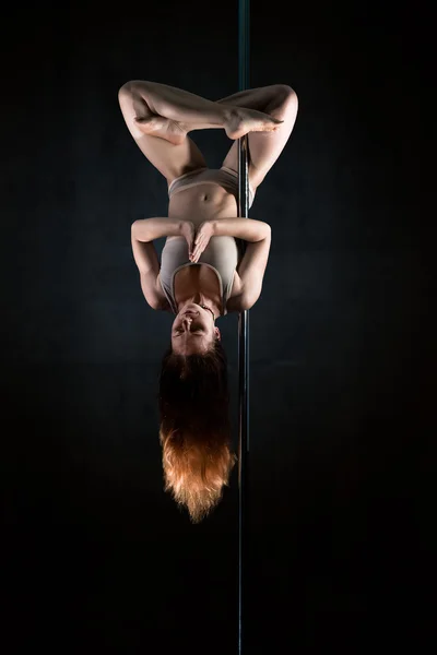 Poledance medytacja do góry nogami w dół — Zdjęcie stockowe