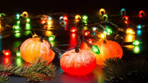 Garland of Christmas tangerines — Stock Photo, Image