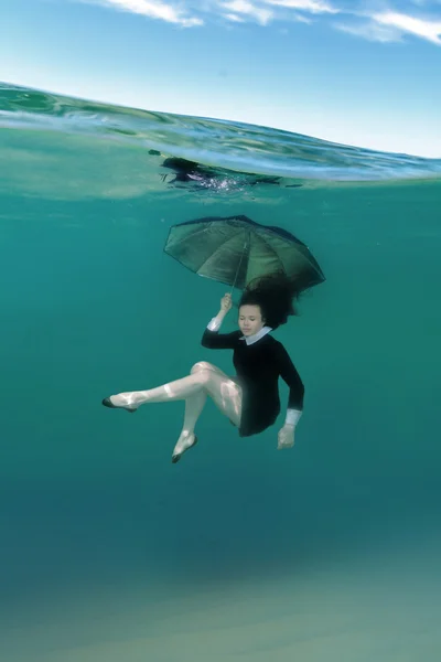 Fille en robe noire sous l'eau — Photo