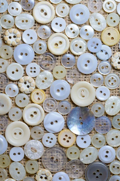Dispersé sur les boutons textiles Photo De Stock