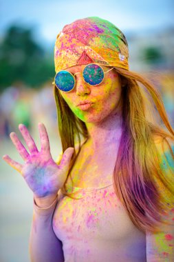 Kız boyalı Holi