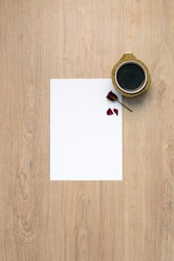 Kahve fincanı masada.