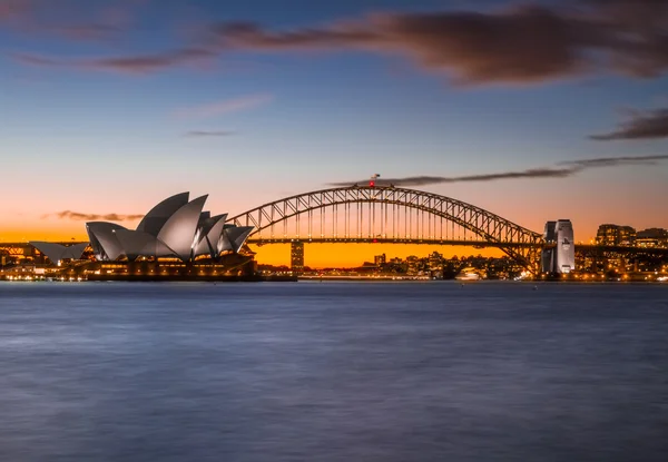 Opera house & harbour bridge w sydney — Zdjęcie stockowe