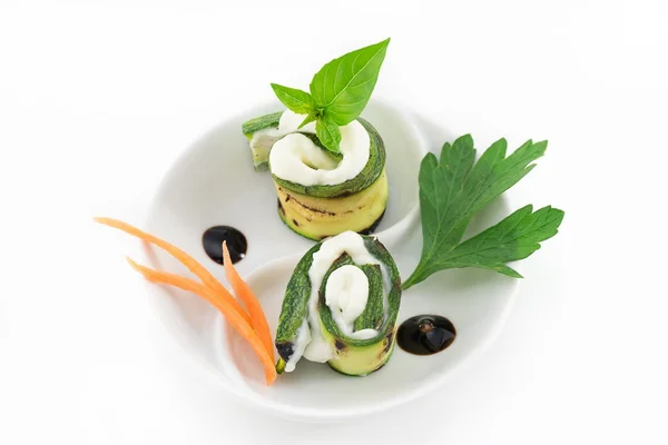 Rouleaux de courgettes grillées au fromage — Photo