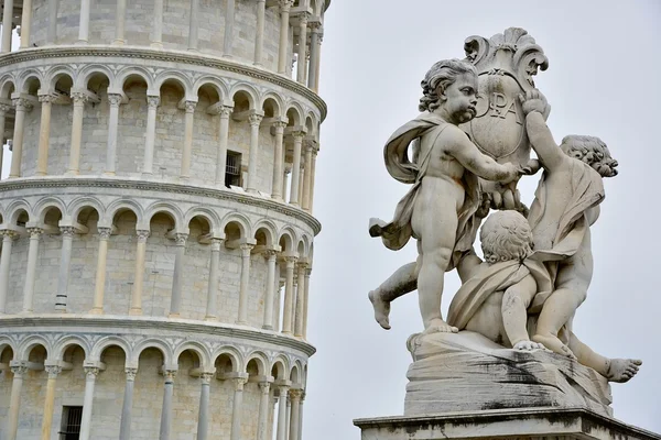 Torre inclinada de Pisa e a fonte de querubins — Fotografia de Stock