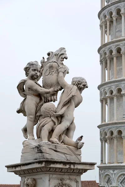 Torre pendente di Pisa e la fontana dei cherubini — Foto Stock