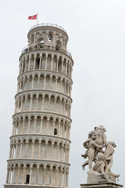 Torre pendente di Pisa e la fontana dei cherubini — Foto Stock